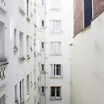Charming Studio On Courtyard In Paris