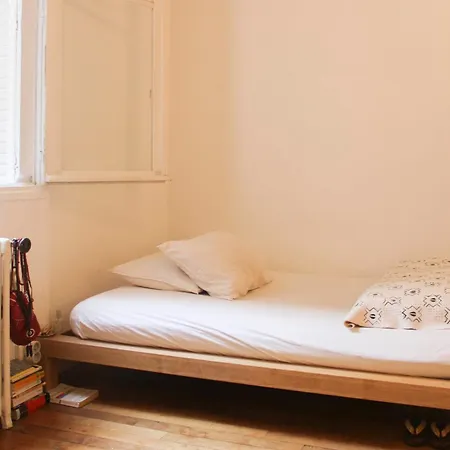 Charming Studio On Courtyard In Paris